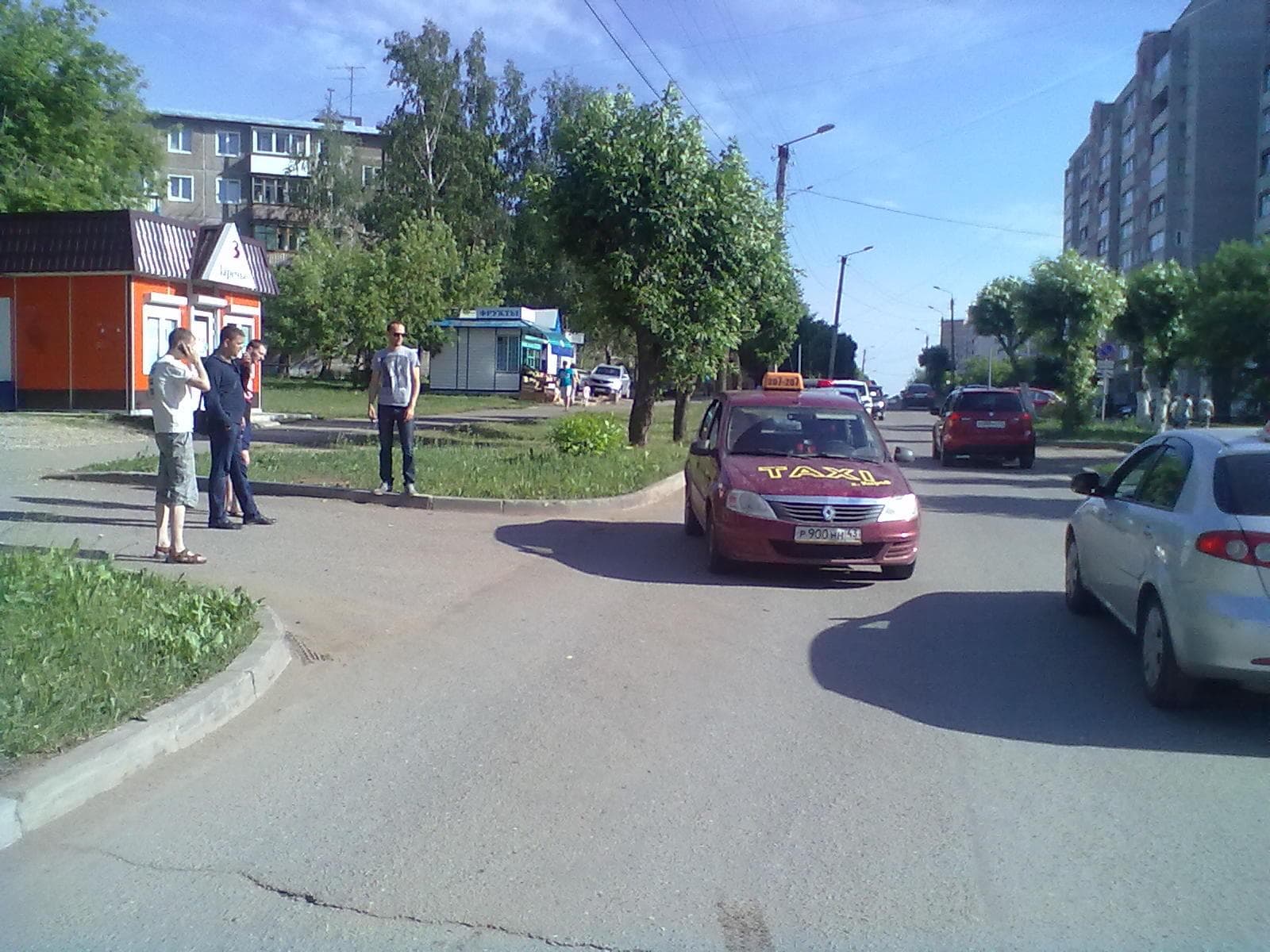 На Чапаева женщина решила сократить путь и попала под машину