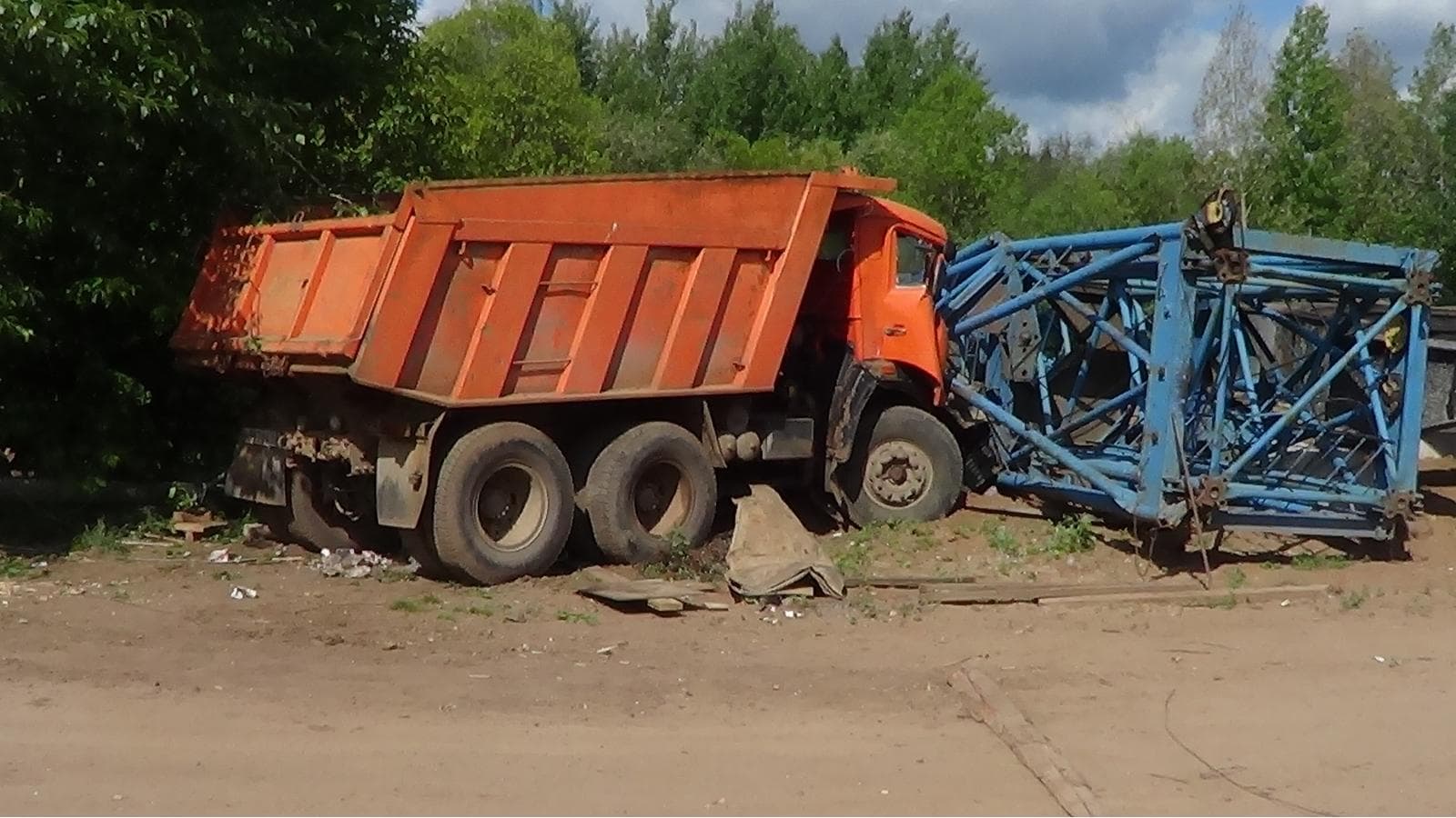 Водитель «КамАЗа» сбил башенный кран