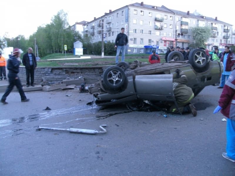 На Октябрьском проспекте «десятка» врезалась в отбойник и перевернулась 