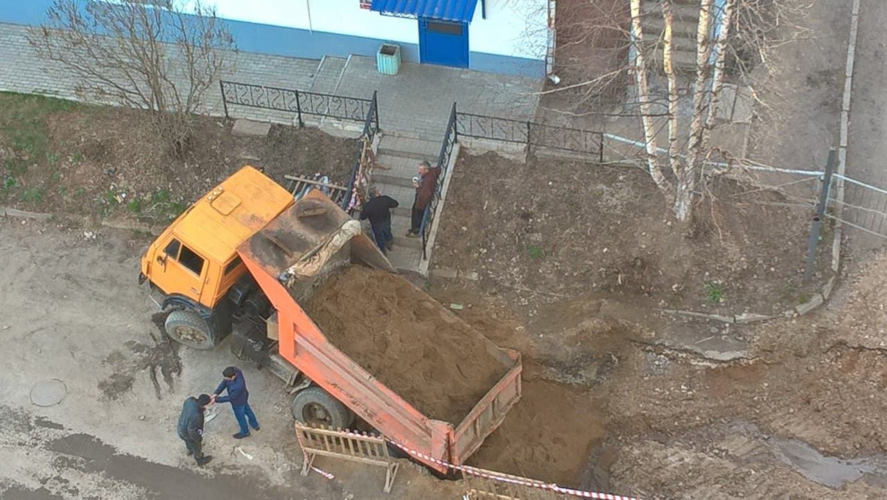 Чтобы достать «КамАЗ» из канавы привлекали автокран
