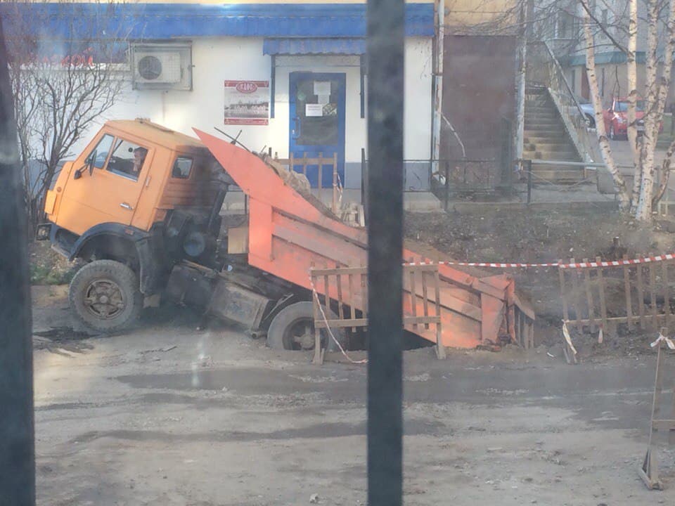 В Кирове «КамАЗ» провалился в траншею