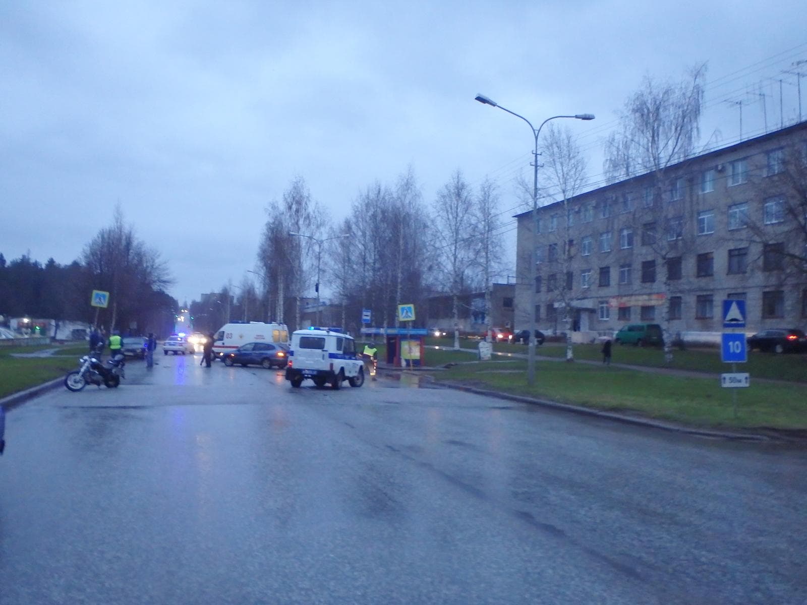 Водитель ВАЗа сбил мотоциклиста и врезался в машину
