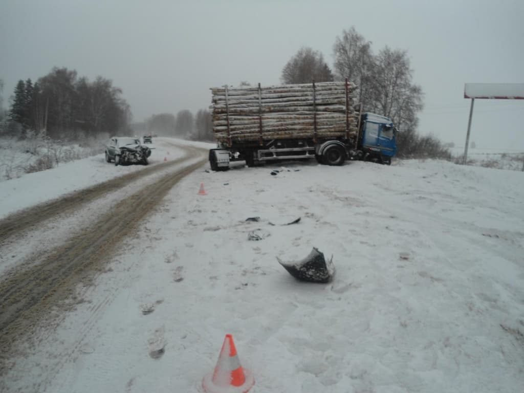 Гололёд направил Hyundai в лесовоз. Водитель погиб