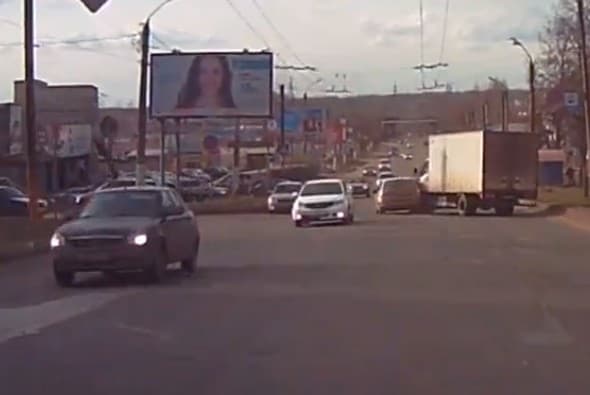 На Ломоносова фургон протаранил Opel