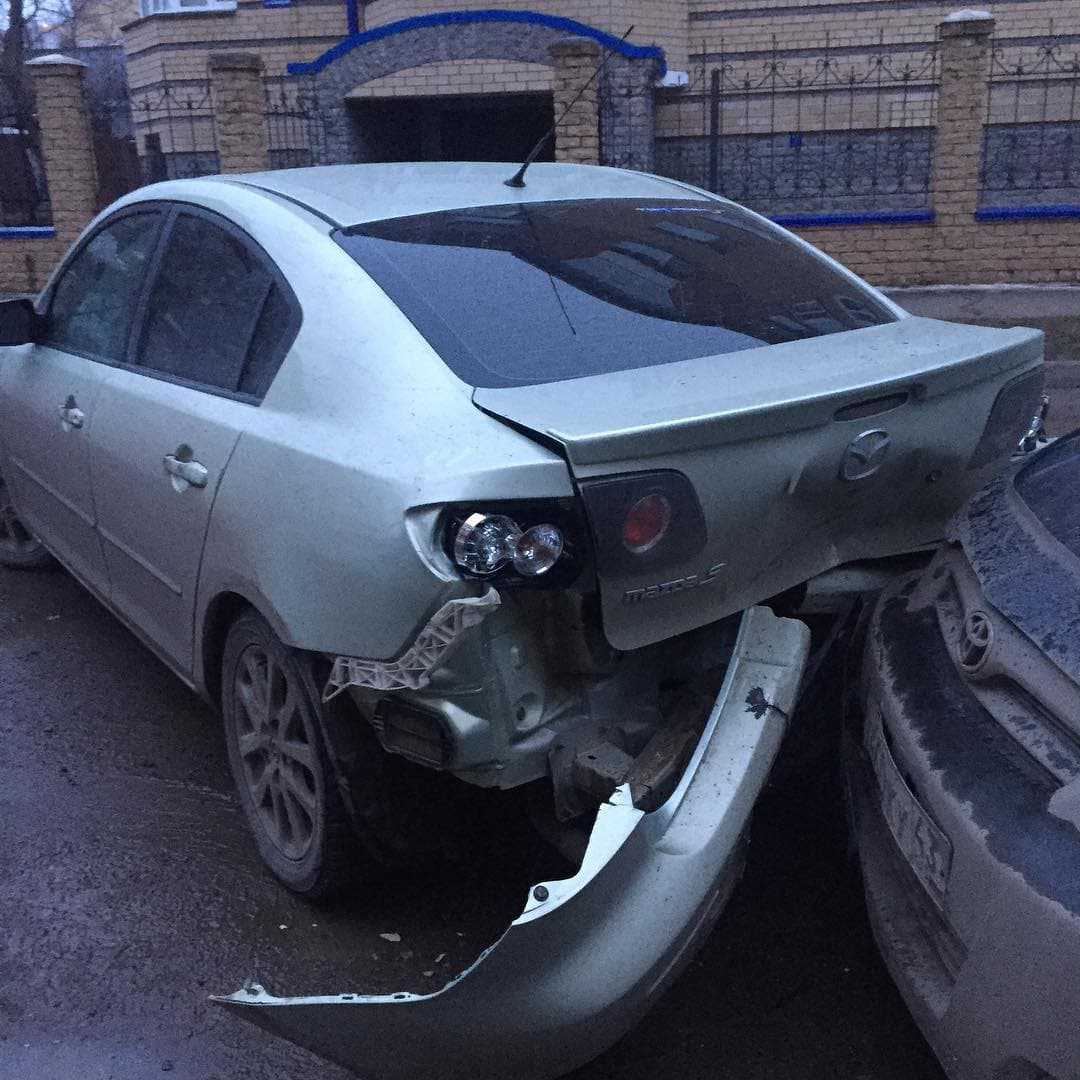 У девушки угнали машину и бросили в соседнем дворе