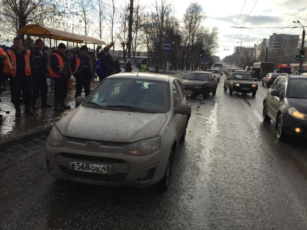 ДТП на Московской: машину отбросило на припаркованный автомобиль