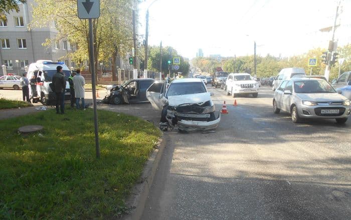 Toyota Vista налетела на встречный автомобиль: три человека пострадали