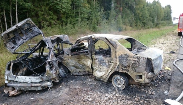 Очевидцы сняли на видео, как горят 2 иномарки на Юрьянской трассе