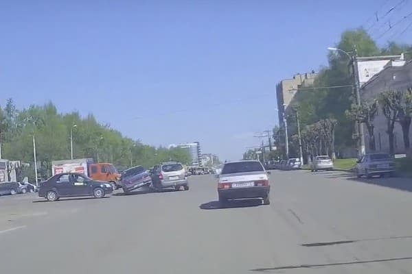 На Октябрьском проспекте столкнулись ВАЗ и Hyundai