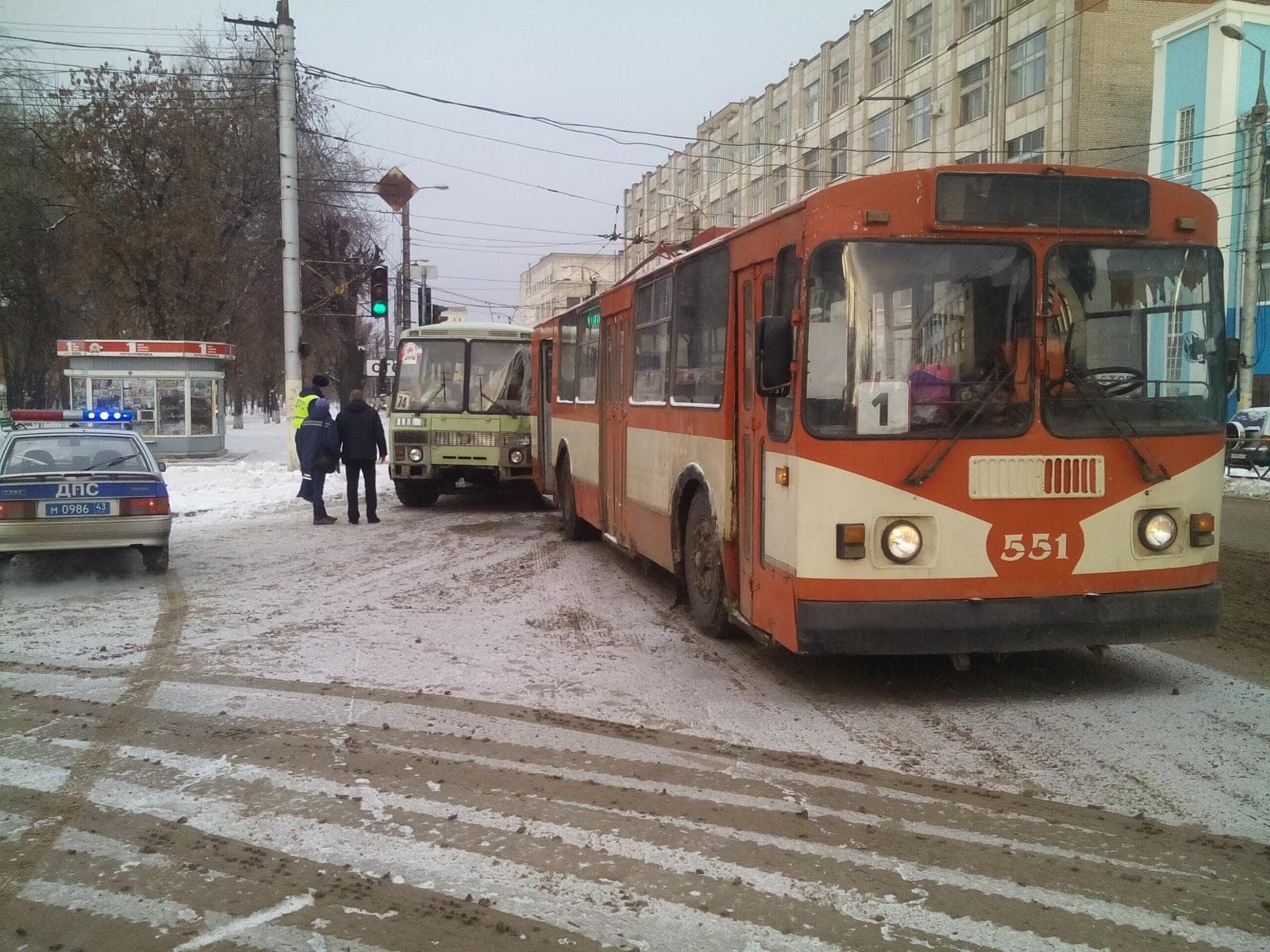На площади Лепсе ПАЗ догнал троллейбус
