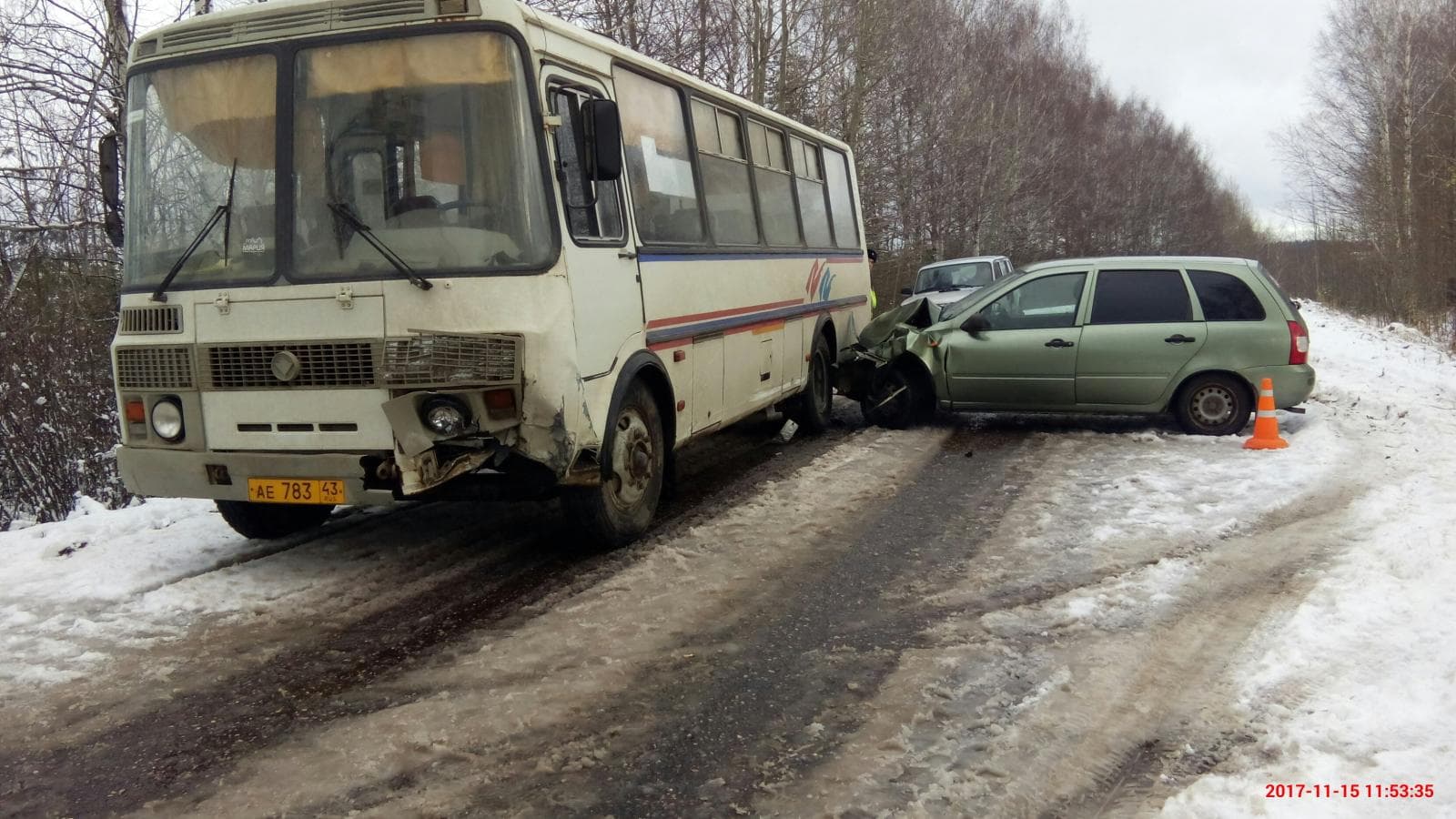 Водителя на Kalina занесло и он врезался в автобус