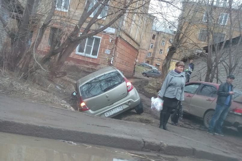 На Лепсе Renault провалился в сточную канаву