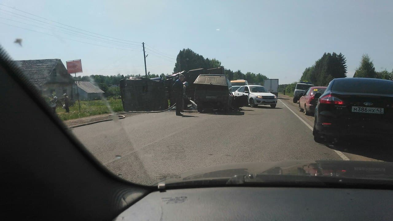 В Лузе ИЖ перевернул мусоровоз
