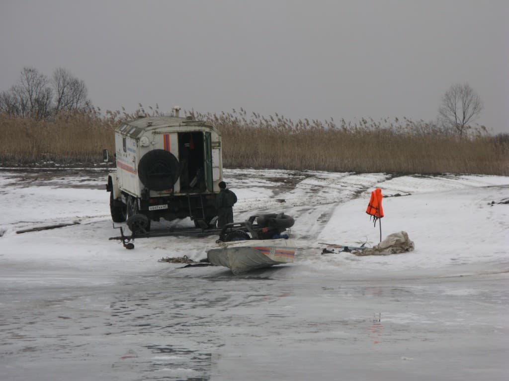 В Кировской области УАЗ с тремя людьми провалился под лед
