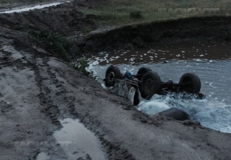 В Омутнинском районе из озера выловили УАЗ