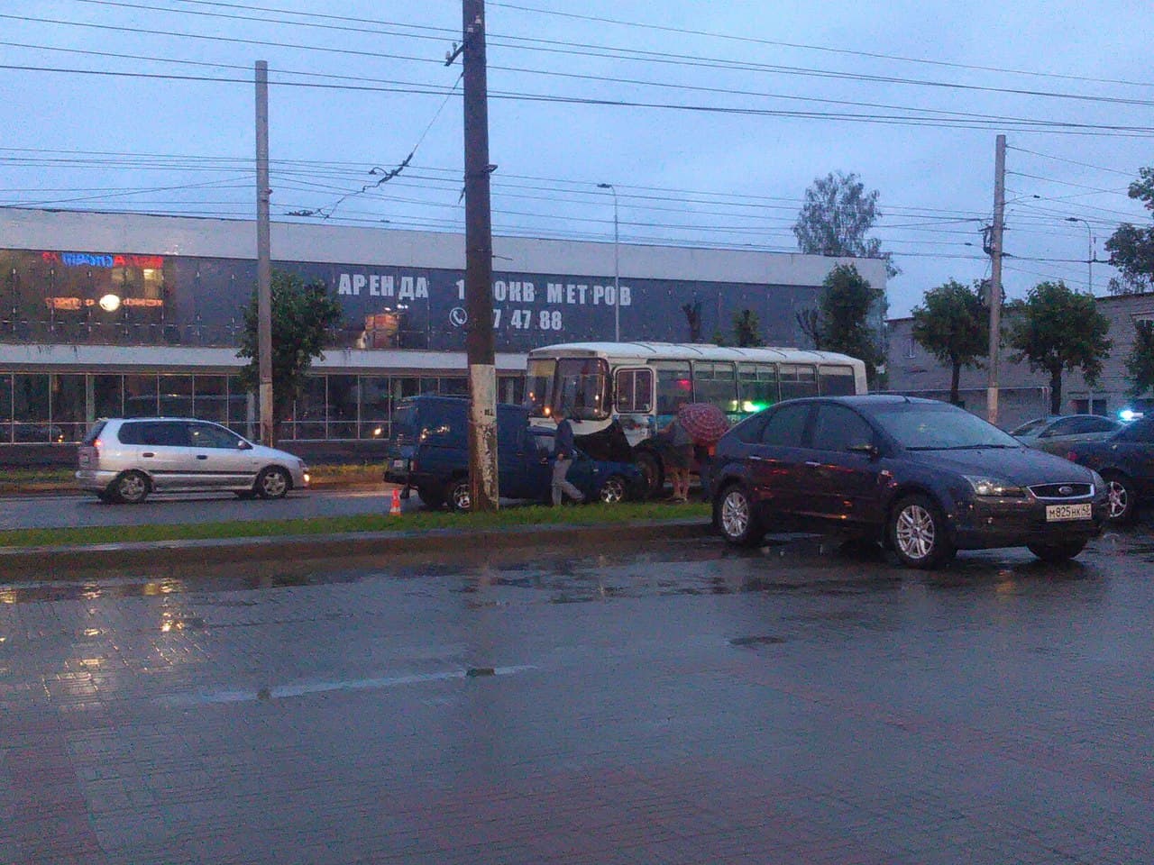 На Щорса лоб в лоб столкнулись автобус и автомобиль