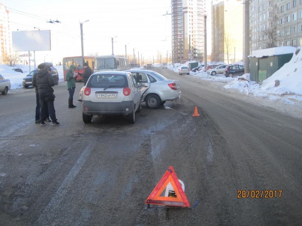 Неудачный поворот. На Юровской столкнулись Chevrolet и Granta