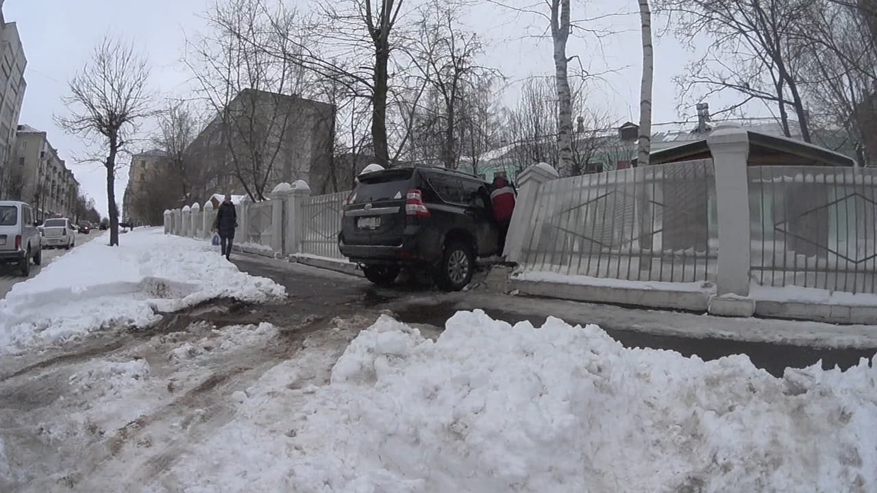 На Молодой Гвардии Toyota протаранила забор детского сада