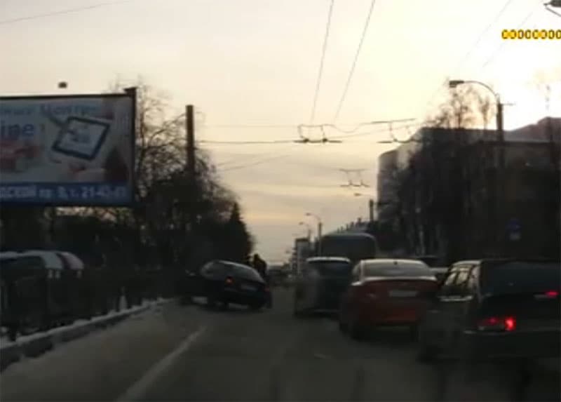 "Hyndai Accent" протаранил ограждение напротив Сельхозакадемии