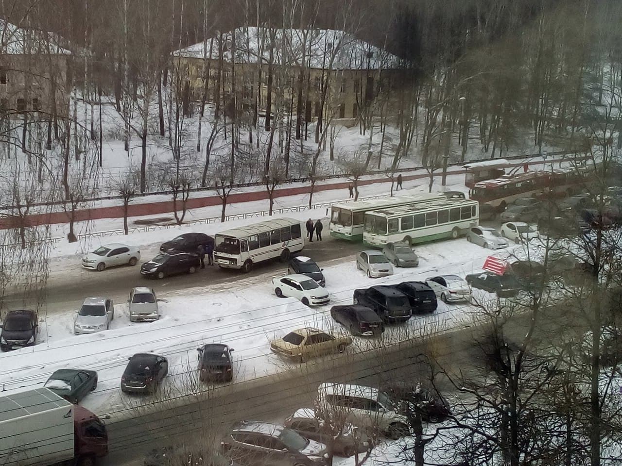 На Октябрьском проспекте столкнулись автобус и Chevrolet. Пробка