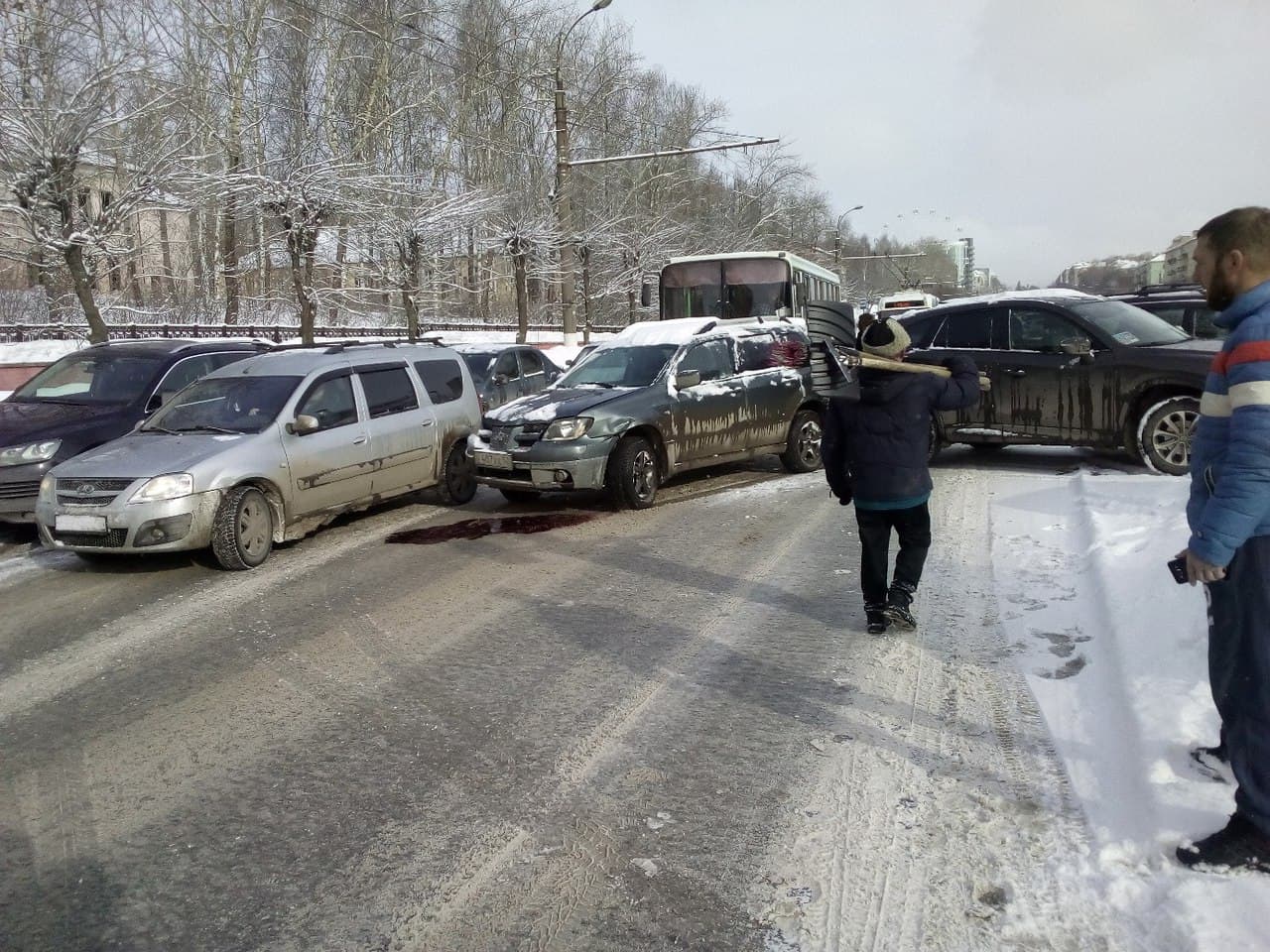 Две женщины не смогли разъехаться - ДТП на Октябрьском проспекте