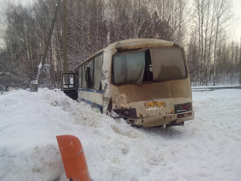 Возле Орлова фура врезалась в рейсовый автобус с людьми