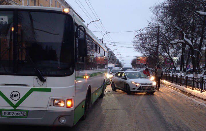 Октябрьский проспект встал в пробках из-за двух аварий
