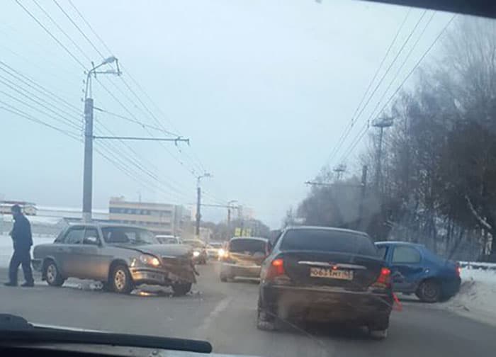 У "Простора" "Волга" протаранила "Рено Логан"