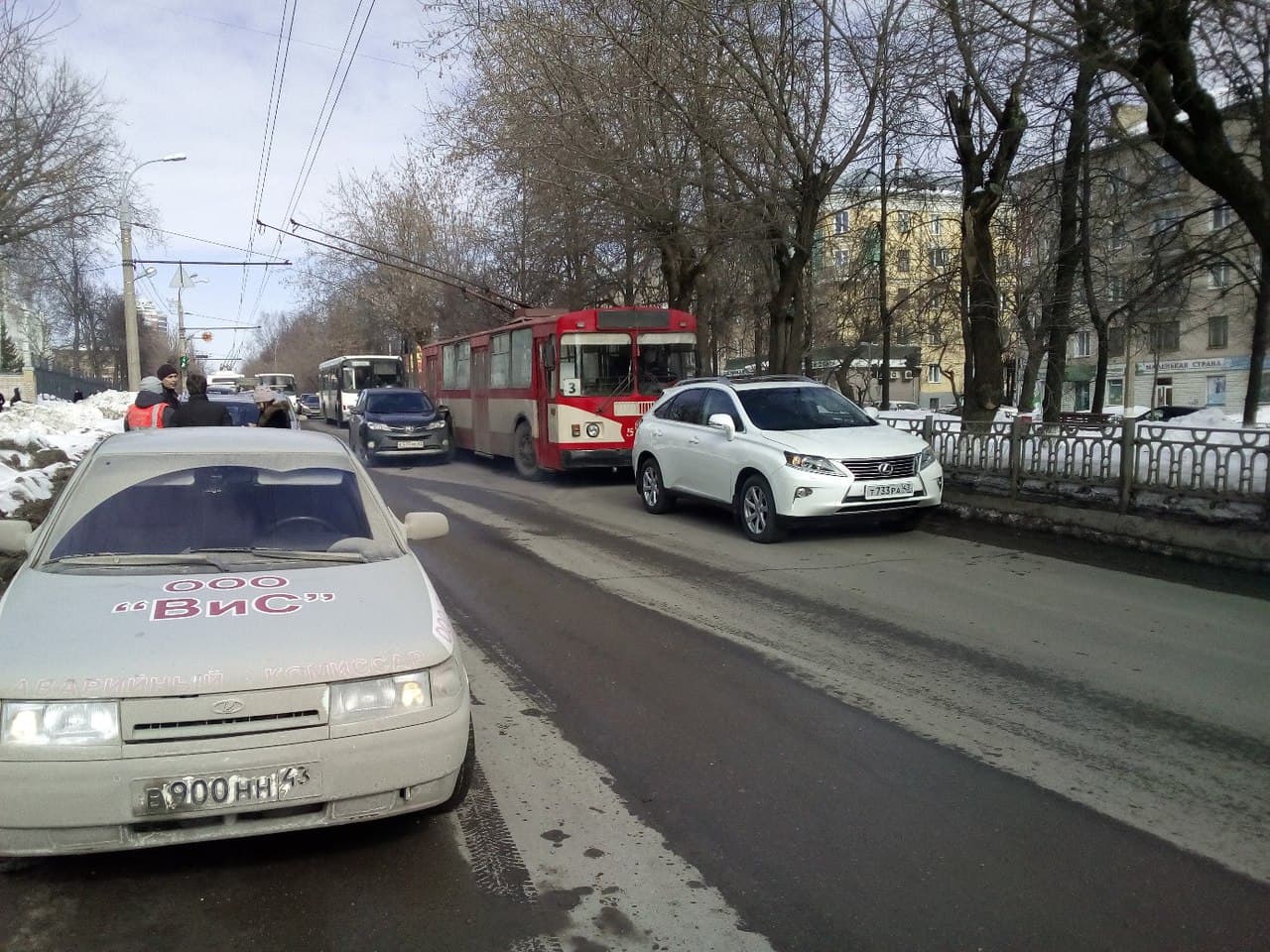Столкнувшиеся троллейбус и Toyota блокировали Октябрьский проспект