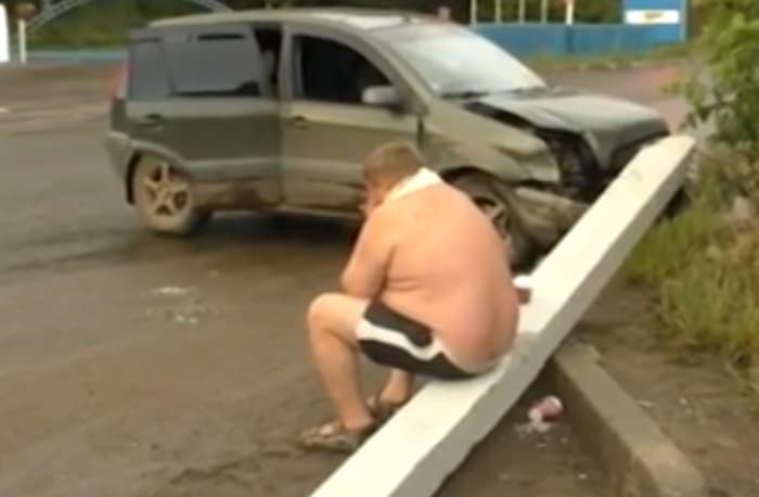 В Кирове пьяный отец пятерых детей на авто снес бетонный столб