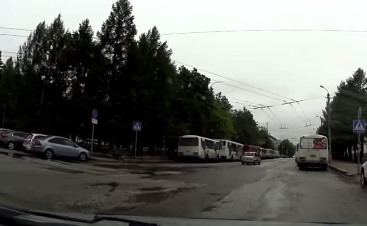 На площади «Авитек» асфальт пропал вместе с гарантией