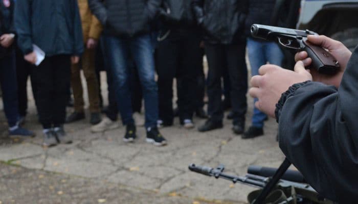 Сотрудникам ГИБДД пришлось открыть огонь по автомобилю пьяного бесправника