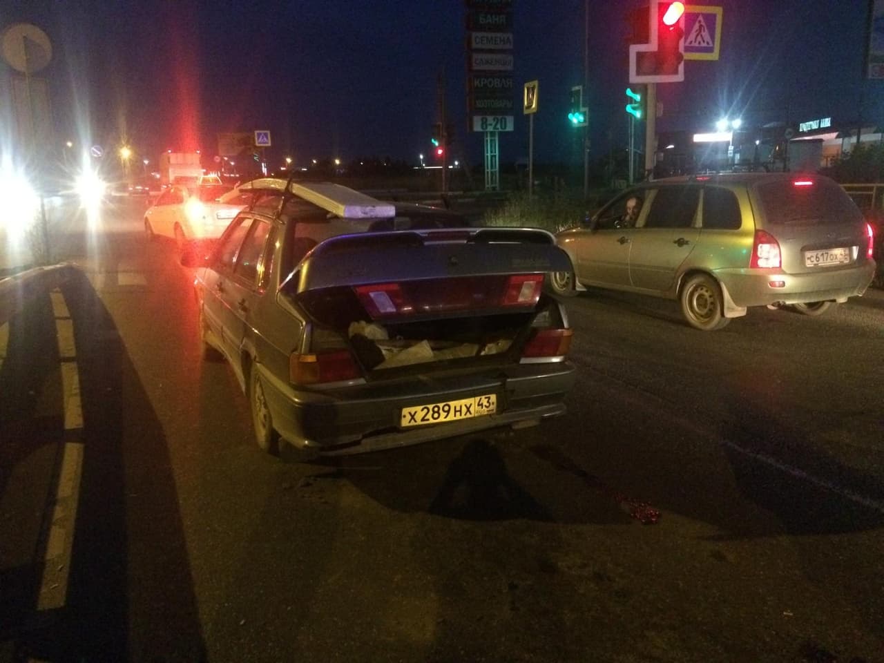 В Кирове бесправник на «девятке» спровоцировал тройную аварию 
