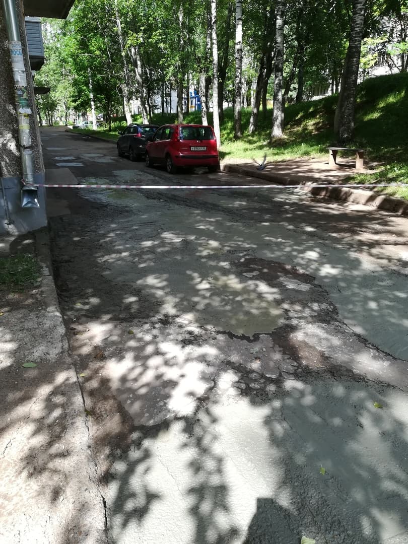 На Филейке идет ремонт дворовой территории: заливают бетон прямо в лужи