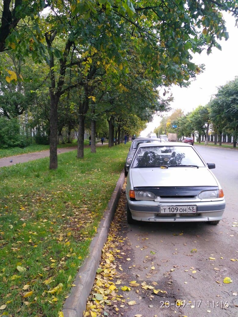 Ночью на 7 машинах неизвестные сломали зеркала