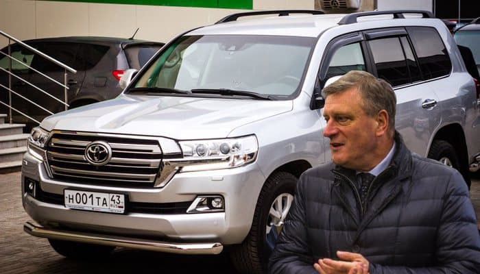 От «шестёрки» до Land Cruiser: на чем ездят региональные чиновники