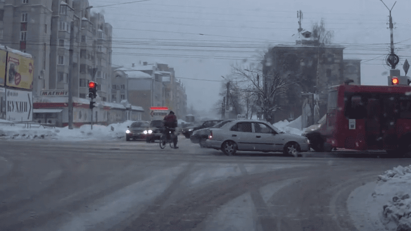 «Бессметрный» велосипедист едет на «красный»