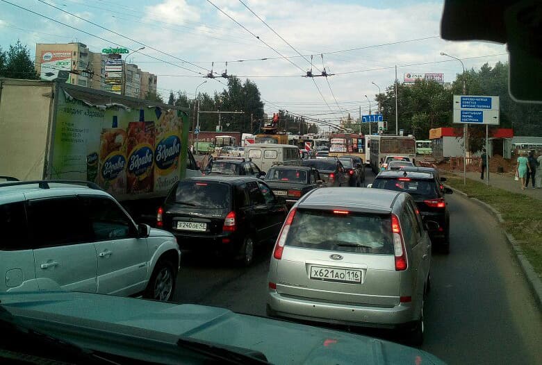 Оборванный провод и авария спровоцировали затор на Воровского