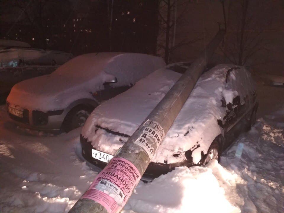 Опора ЛЭП придавила машину на Луганской