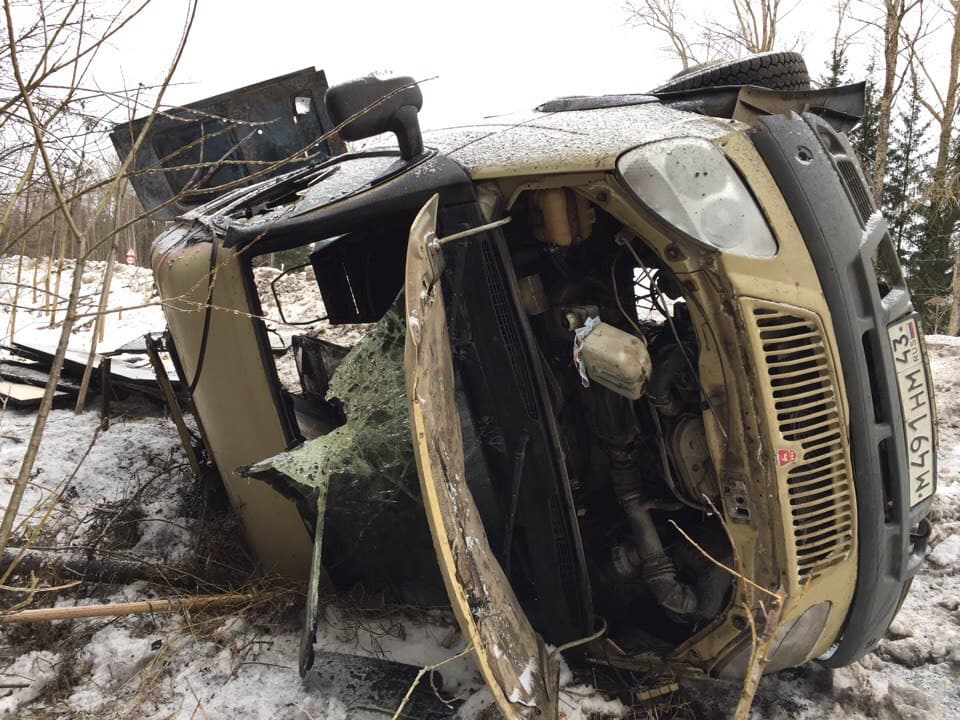 На трассе Киров - Зуевка фургон сгорел после столкновения с Kia