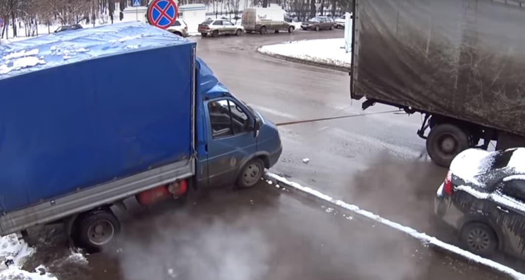 Трос порвался дважды: как в Кирове с тротуара вытягивали «Газель»