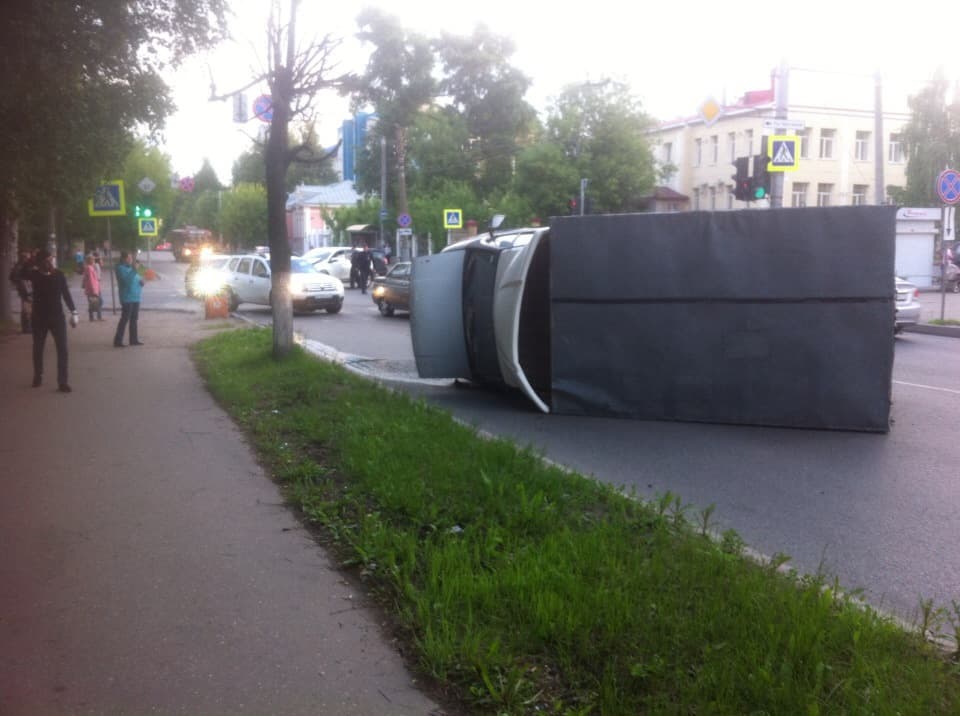 Вечернее ДТП: кроссовер «уронил» «ГАЗель» на Карла Маркса 