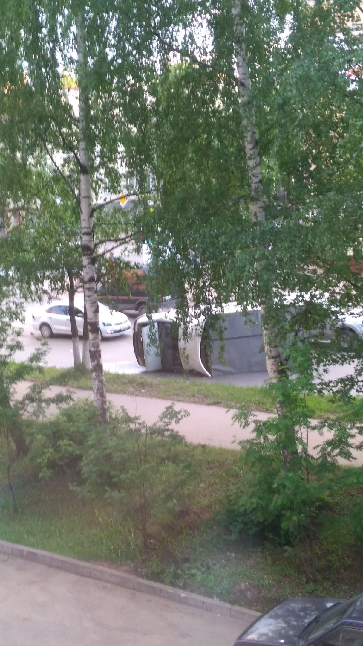 Вечернее ДТП: кроссовер «уронил» «ГАЗель» на Карла Маркса 