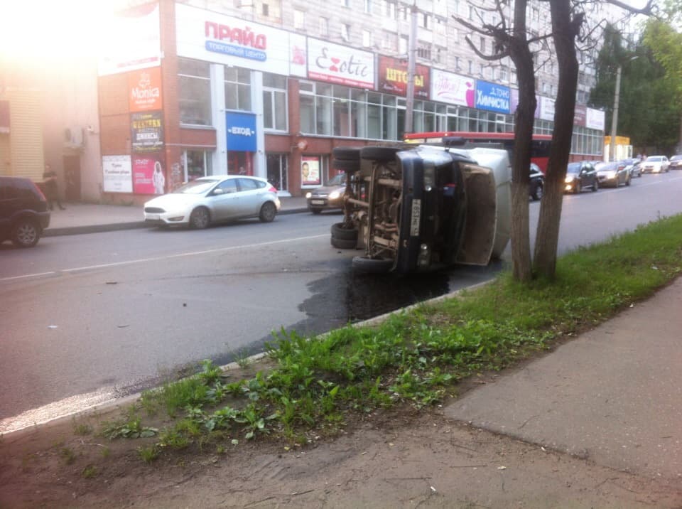 Вечернее ДТП: кроссовер «уронил» «ГАЗель» на Карла Маркса 