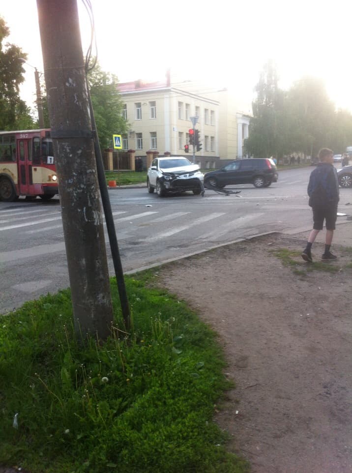Вечернее ДТП: кроссовер «уронил» «ГАЗель» на Карла Маркса 