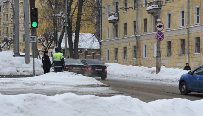 Хотел немного подзаработать: в Кирове задержали таксиста, торговавшего алкоголем