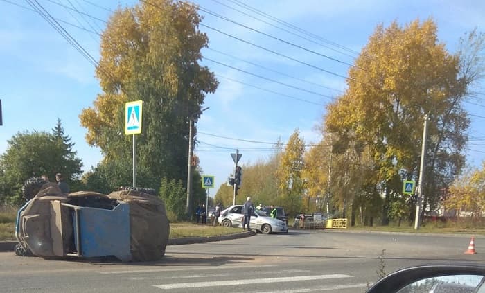 Авария на Дзержинского: один автомобиль перевернут