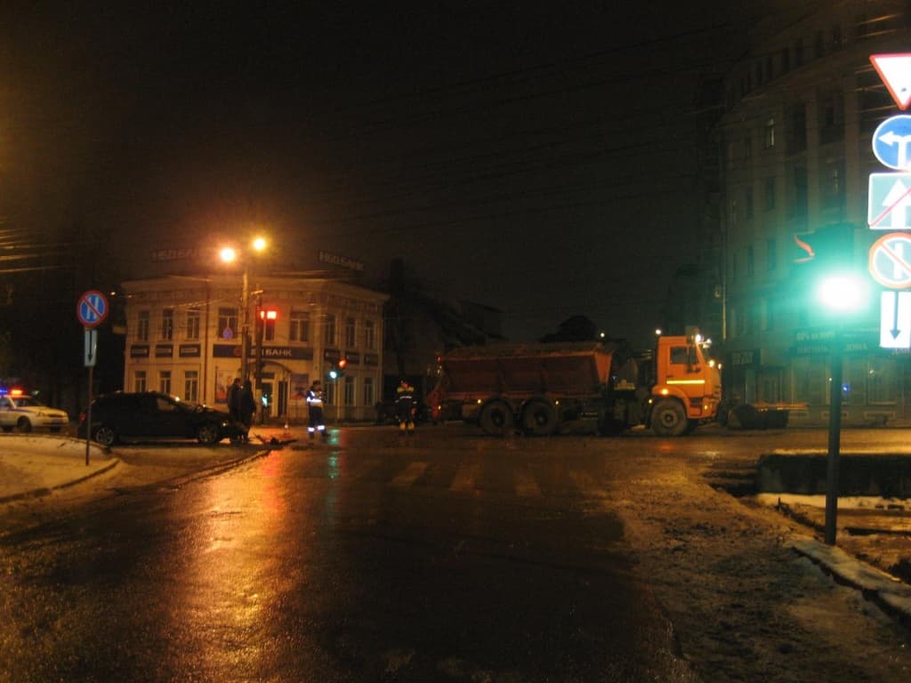 На Ленина грейдеру помешала очищать дороги Mazda 