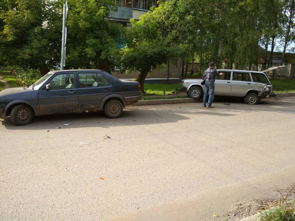Volkswagen Jetta вытолкнул «Жигули» с дороги на улице Грибоедова