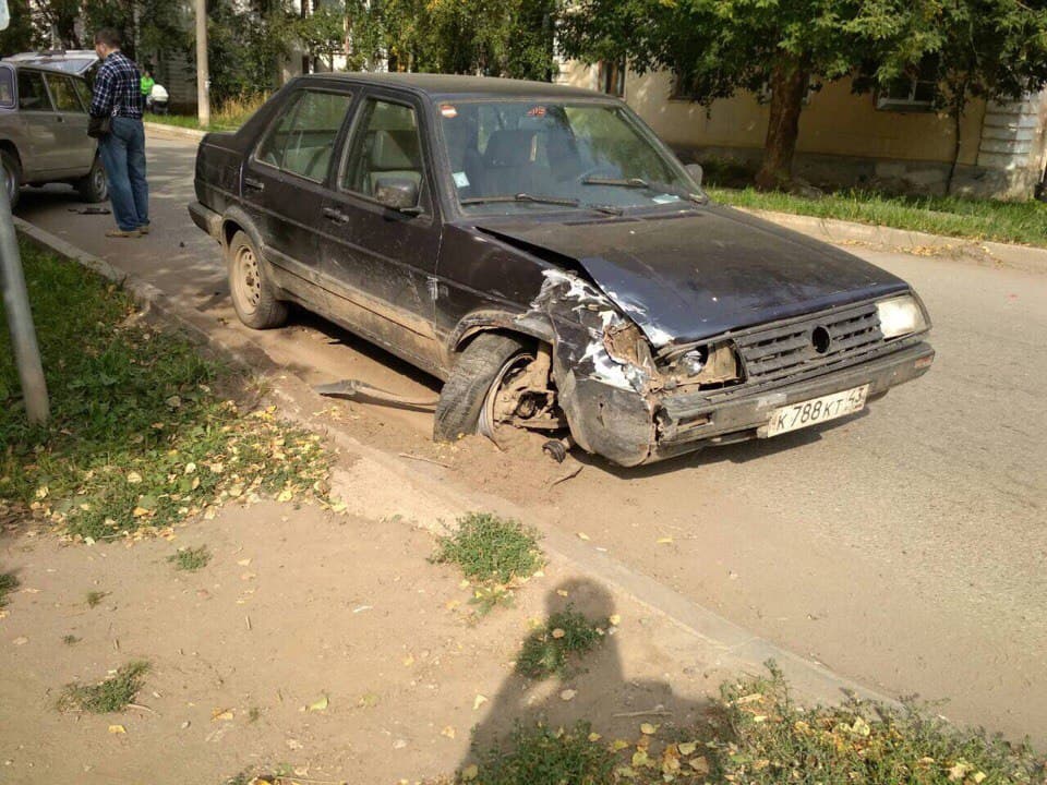 Volkswagen Jetta вытолкнул «Жигули» с дороги на улице Грибоедова
